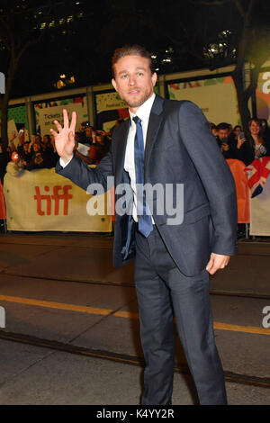 Toronto, Ontario, Canada. Sep 7, 2017. CHARLIE HUNNAM assiste à la première de 'Papillon' au cours de la 2017 Toronto International Film Festival à Princess of Wales Theatre Le 7 septembre 2017 à Toronto, Canada Crédit : Igor/Vidyashev ZUMA Wire/Alamy Live News Banque D'Images