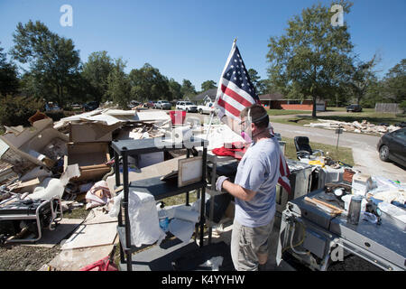 Lumberton, États-Unis. 07Th sep 2017. lumberton, North Carolina usa sept. 7 : 2017, aumônier de l'armée américaine Aaron laenger des collines domaine de lumberton décrit l'inondation qui inondé sa maison il y a presque deux semaines que l'ouragan Harvey battait texas. crédit : bob daemmrich/Alamy live news Banque D'Images