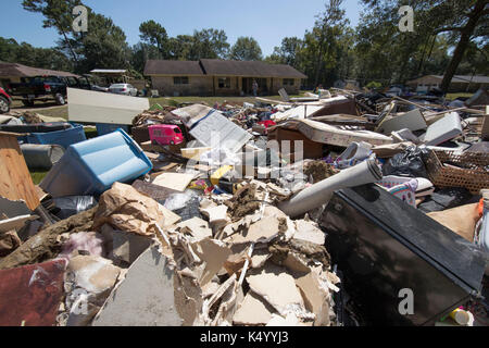 Lumberton, États-Unis. 07Th sep 2017. lumberton, North Carolina usa sept. 7, 2017 : une maison dans les collines hors lotissement klein road à lumberton north de Beaumont est nettoyé de tous les biens du ménage comme le domaine lutte avec l'ouragan Harvey il y a presque deux semaines de nettoyage. crédit : bob daemmrich/Alamy live news Banque D'Images