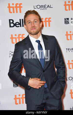 Toronto, Ontario, Canada. Sep 7, 2017. CHARLIE HUNNAM assiste à la première de 'Papillon' au cours de la 2017 Festival International du Film de Toronto au Princess of Wales Theatre. Crédit : Igor/Vidyashev ZUMA Wire/Alamy Live News Banque D'Images