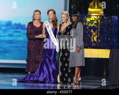 Atlantic City, NJ, USA. 30Th jun 2017. Mlle minnesota brianna, Miss America 2017 drevlow boucliers savvy présents pour Miss America 2018 - compétition préliminaire - Thu, Boardwalk hall arena, Atlantic City, NJ le 7 septembre 2017. crédit : mora/everett collection/Alamy live news Banque D'Images