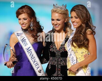 Atlantic City, NJ, USA. 30Th jun 2017. Mlle minnesota brianna drevlow, Miss America 2017, Shields savvy miss louisiane laryssa bonacquisti en présence de Miss America 2018 - compétition préliminaire - Thu, Boardwalk hall arena, Atlantic City, NJ le 7 septembre 2017. crédit : mora/everett collection/Alamy live news Banque D'Images