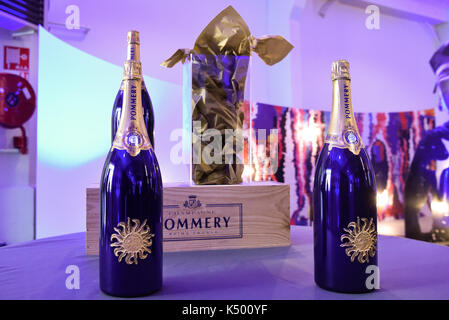 Reims. 30Th jun 2017. photo prise sur sept. 7, 2017 montre des bouteilles de champagne Pommery à Reims, France. Le 17km-long cave de la maison de pommery est converti d'une carrière romaine et a maintenant environ 30 millions de bouteilles de champagne en stock. La maison de pommery a été fondée en 1858 et est considérée comme la première maison d'infusion et de commercialiser le brut Champagne en 1874. crédit : chen yichen/Xinhua/Alamy live news Banque D'Images