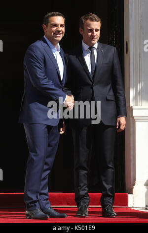 Athènes, Grèce. 07Th Nov, 2017. Le Premier ministre grec Alexis Tsipras, serre la main du président français Emmanuel Macron comme il l'accueille. Le président français, Emmanuel Macron arrive en Grèce pour une visite officielle de deux jours pour rencontrer le Premier Ministre grec Alexis Tsipras et président Prokopis Pavlopoulos. Credit : SOPA/Alamy Images Limited Live News Banque D'Images