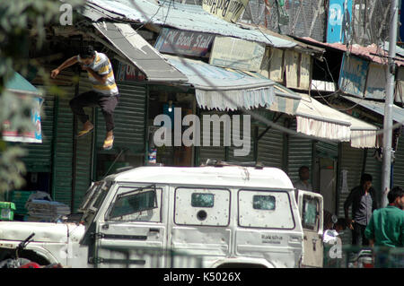 Manifestations pro-rohingyas tenus partout au Jammu-et-Cachemire, condamné au silence du monde. au Cachemire, des manifestations ont eu lieu à Srinagar, sopore, tral pampore, et dans quels domaines d'Anantnag monde silence sur la question des Rohingyas a été condemened et des slogans contre le gouvernement du Myanmar pour le "génocide" des musulmans dans l'État de Rakhine. après l'aboutissement de la prière du vendredi, des dizaines de personnes ont manifesté au lal chowk qui anantang fut plus tard transformée en affrontements. manifestants en colère également mis le feu à un véhicule de police et six policiers ont été blessés au cours des affrontements dans la zone d'Anantnag de lal chowk Banque D'Images