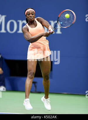 Rinçage, New York, États-Unis. 7 septembre 2017. Rinçage NY- SEPTEMBRE 07: ***NO NY DIALIES*** Vénus Williams Contre Sloane Stephens: Sloane Stephens retourne un volley contre venus Williams sur le stade Arthur Ashe pendant l'ouverture américaine au centre national de tennis USTA Billie Jean King le 7 septembre 2017 à Flushing Queens. Crédit: Mpi04/MediaPunch crédit: MediaPunch Inc/Alay Live News Banque D'Images