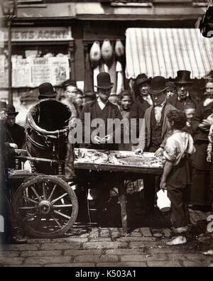 Le poisson bon marché de St-Giles - Street Life in London, publié dans Adolphe incandescent Art & Culture News Smith et John Thomson Banque D'Images