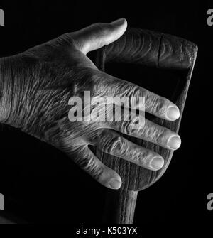 Fourche à bêcher avec poignée de mains dans des jardiniers de rempotage ( les mains du photographe) Banque D'Images