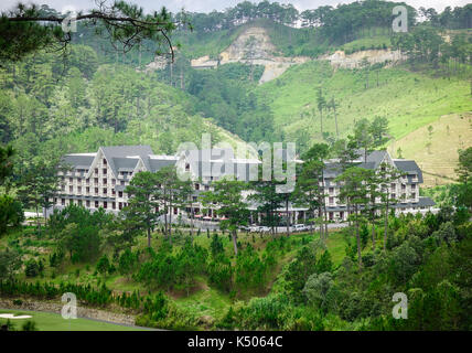 La station de montagne de luxe avec pinède à l'été à Dalat, Vietnam. da lat est une destination touristique populaire, situé à 1500m au-dessus du niveau de la mer sur la th Banque D'Images