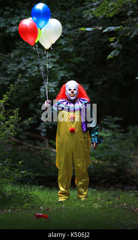 Modèle posés par une personne portant un costume clown à Liverpool, que les révisions pour l'adaptation cinématographique de stephen king's elle sont dans les critiques, avec le film laisse prévoir un tout nouveau public terrifié de clowns. Banque D'Images