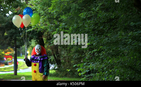 Modèle posés par une personne portant un costume clown à Liverpool, que les révisions pour l'adaptation cinématographique de stephen king's elle sont dans les critiques, avec le film laisse prévoir un tout nouveau public terrifié de clowns. Banque D'Images