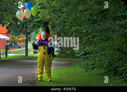 Modèle posés par une personne portant un costume clown à Liverpool, que les révisions pour l'adaptation cinématographique de stephen king's elle sont dans les critiques, avec le film laisse prévoir un tout nouveau public terrifié de clowns. Banque D'Images