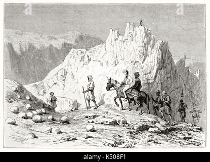 L'ancien meilleur accompagné de guides locaux oriental à travers un paysage rocheux dans la zone désertique de l'Égypte. Thébaïde Créé par Girardet après Georges publié sur le Tour du Monde Paris 1862 Banque D'Images