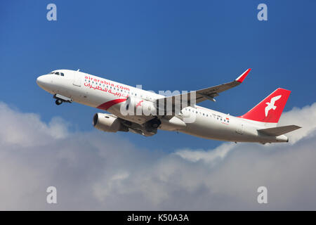 Barcelone, Espagne - 9 août 2017 : Air Arabia Maroc airbus A320 au décollage de l'aéroport El Prat de Barcelone, Espagne. Banque D'Images