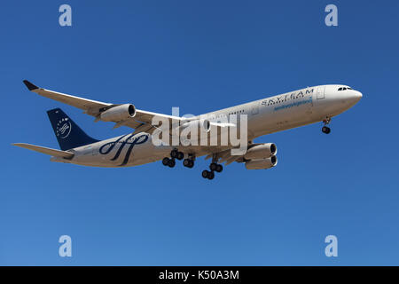 Barcelone, Espagne - 10 août 2017 : Airbus A340-300 Aerolineas Argentinas avec livrée skyteam à l'approche de l'aéroport El Prat de Barcelone, Espagne. Banque D'Images