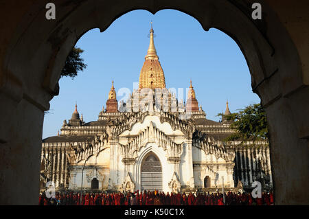 Les moines bouddhistes, debout dans une file d'attente pour des dons aux croyants du bouddhisme avant d'Ananda temple au complexe archéologique de Bagan, myanmar Banque D'Images