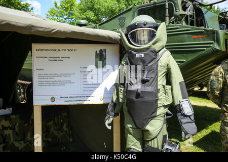 ZAGREB, CROATIE - le 28 mai 2017 : combinaison de protection de l'élimination des explosifs et munitions 9 exposés à la 26e anniversaire de la formation de l'armée croate Banque D'Images