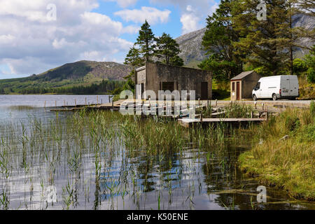 Bateaux sur Lough Inagh dans le Connemara, comté de Galway, en République d'Irlande Banque D'Images