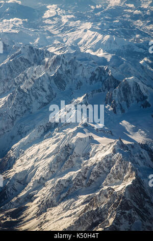 Vue imprenable sur les alpes à partir de la fenêtre de l'avion Banque D'Images