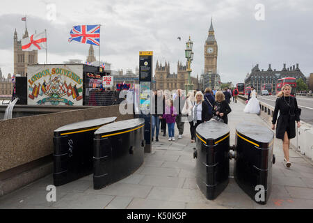 Les familles passent par le nouveau véhicule des barrières de sécurité situé sur la partie sud (Lambeth) fin de Westminster Bridge, le 6 septembre 2017, à Londres, en Angleterre. Banque D'Images