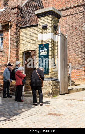 Un groupe de personnes âgées sur l'entrée de l'information sur l'entrée du château upnor, upnor, Kent, UK Banque D'Images