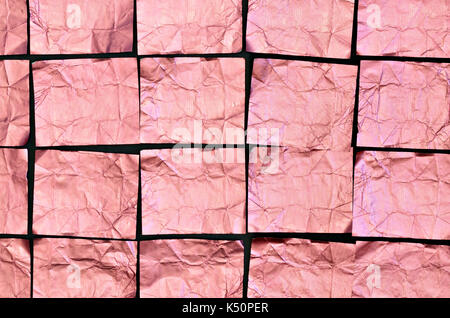 Gros plan d'une feuille d'aluminium froissé rose, texture, full frame, télévision lay, patron des cubes, horizontal Banque D'Images