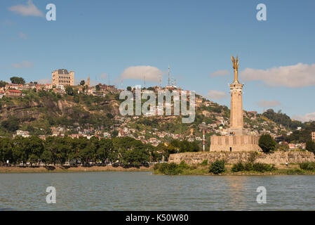 Le lac Anosy avec le Monument aux Morts, monument français à ceux tombés en première guerre mondiale, et le Palais de la Reine derrière, Antananarivo, Madagascar Banque D'Images