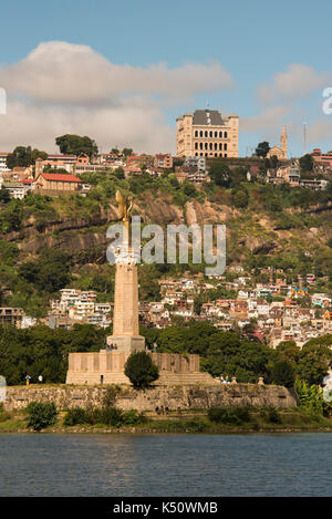 Le lac Anosy avec le Monument aux Morts, monument français à ceux tombés en première guerre mondiale, et le Palais de la Reine derrière, Antananarivo, Madagascar Banque D'Images