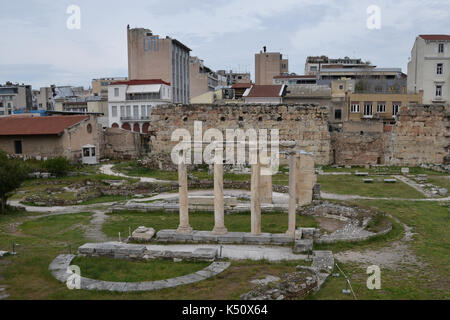 Athènes, Grèce - 24 avril 2015 : les colonnes à l'Agora antique et moderne des bâtiments de la ville. Banque D'Images