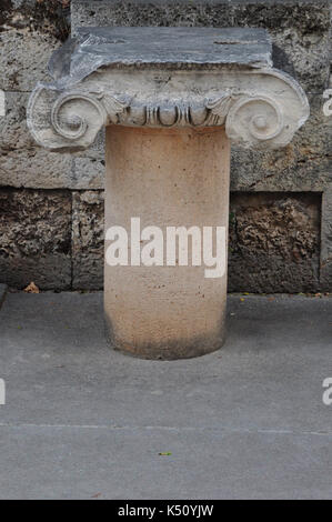 En colonne ionique à l'Agora antique d'Athènes, Grèce. Banque D'Images