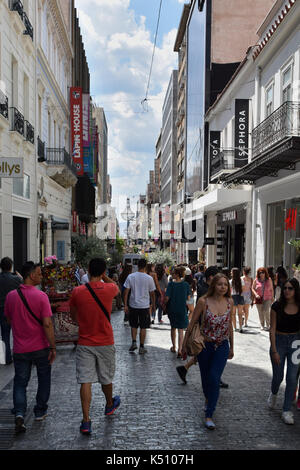 Athènes, Grèce - 12 juin 2015 : les gens de marcher sur la rue commercial bondé dans le centre-ville d'Athènes, Grèce. Banque D'Images