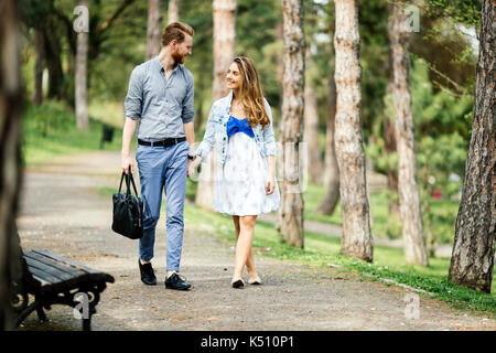 Beau couple de prendre une marche dans la nature Banque D'Images