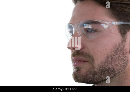 Homme portant des lunettes de protection against white background Banque D'Images
