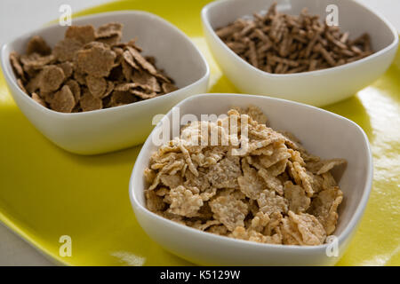 Close-up de flocons de blé et de céréales bran sticks in bowl Banque D'Images