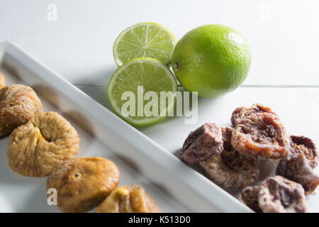 Close-up de figues de citrons dans la plaque sur la table Banque D'Images