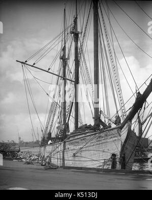 AJAXNETPHOTO. 1919 - 1930 (environ). PORTSMOUTH, Angleterre. - 3 mâts goélette - LA COQUE EN BOIS VOILE GOÉLETTE OSTROBOTNIA AMARRÉS À QUAI FLATHOUSE PENDANT LE DÉCHARGEMENT D'UNE CARGAISON DE BOIS. Le navire de 800 tonnes a été construit en 1919 à JAKOBSTAD et ferraillée en 1934. Bateau A ÉTÉ ADMINISTRÉ PAR GUSTAF ERIKSON DE ALAND ISLANDS DE 1925-1934. Photographe:Inconnu © COPYRIGHT DE L'IMAGE NUMÉRIQUE PHOTO VINTAGE AJAX AJAX BIBLIOTHÈQUE SOURCE : VINTAGE PHOTO LIBRARY COLLECTION REF :()AVL   SHI OSTROBOTNIA BP1925 01 Banque D'Images