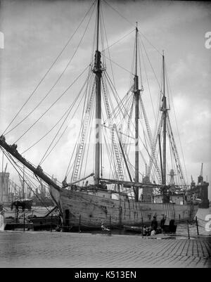 AJAXNETPHOTO. 1919 - 1930 (environ). PORTSMOUTH, Angleterre. - 3 mâts goélette - LA COQUE EN BOIS VOILE GOÉLETTE OSTROBOTNIA AMARRÉS À QUAI FLATHOUSE PENDANT LE DÉCHARGEMENT D'UNE CARGAISON DE BOIS. Le navire de 800 tonnes a été construit en 1919 à JAKOBSTAD et ferraillée en 1934. Bateau A ÉTÉ ADMINISTRÉ PAR GUSTAF ERIKSON DE ALAND ISLANDS DE 1925-1934. Photographe:Inconnu © COPYRIGHT DE L'IMAGE NUMÉRIQUE PHOTO VINTAGE AJAX AJAX BIBLIOTHÈQUE SOURCE : VINTAGE PHOTO LIBRARY COLLECTION REF :()AVL   SHI OSTROBOTNIA BP1925 02 Banque D'Images