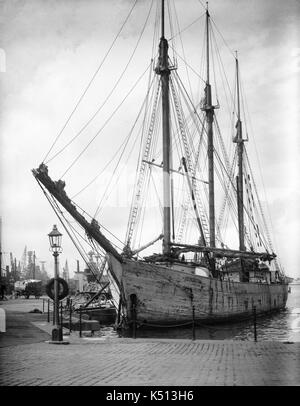 AJAXNETPHOTO. 1919 - 1930 (environ). PORTSMOUTH, Angleterre. - 3 mâts goélette - LA COQUE EN BOIS VOILE GOÉLETTE OSTROBOTNIA AMARRÉS À QUAI FLATHOUSE PENDANT LE DÉCHARGEMENT D'UNE CARGAISON DE BOIS. Le navire de 800 tonnes a été construit en 1919 à JAKOBSTAD et ferraillée en 1934. Bateau A ÉTÉ ADMINISTRÉ PAR GUSTAF ERIKSON DE ALAND ISLANDS DE 1925-1934. Photographe:Inconnu © COPYRIGHT DE L'IMAGE NUMÉRIQUE PHOTO VINTAGE AJAX AJAX BIBLIOTHÈQUE SOURCE : VINTAGE PHOTO LIBRARY COLLECTION REF :()AVL   SHI OSTROBOTNIA BP1925 03 Banque D'Images