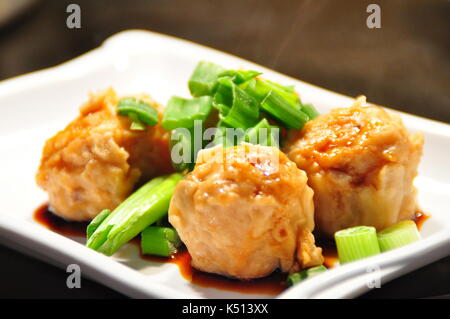 Raviolis asiatiques avec de la sauce soja sur une plaque Banque D'Images