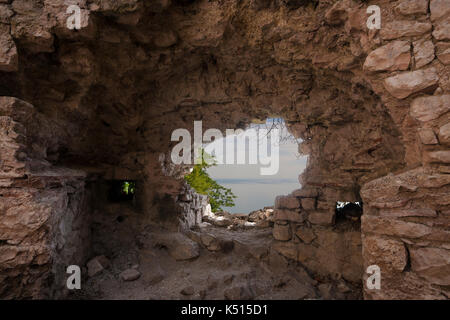 Le trou dans le mur sur la péninsule ibérique, de l'Abkhazie de montagne Banque D'Images