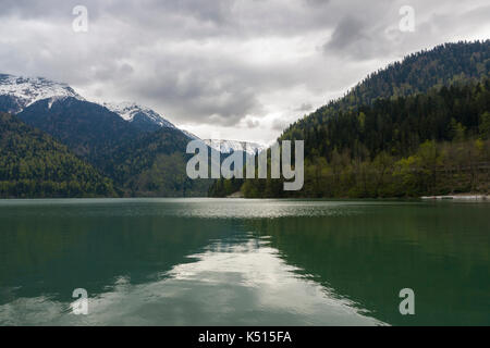 Le grand lac ritsa en Abkhazie, Banque D'Images