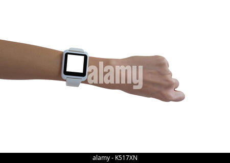 La main de femme montrant smartwatch against white background Banque D'Images