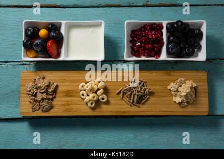 Assortiment de céréales, yaourts et fruits sur la table en bois Banque D'Images