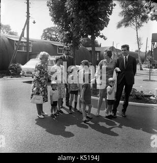 Prince Andreas de Yougoslavie et son épouse la princesse Kira de Leiningen et leurs enfants la Princesse Maria Tatiana ; Prince Christopher ; Lavinia Princesse Marie ; le prince Karl Vladimir ; Prince Dimitri. Banque D'Images