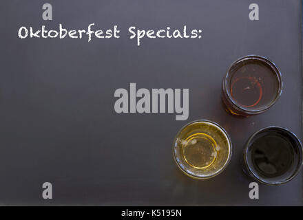 Un assortiment de verres de bière sur tableau noir avec craie blanche Oktoberfest Promotions dans la copie et l'espace. Banque D'Images