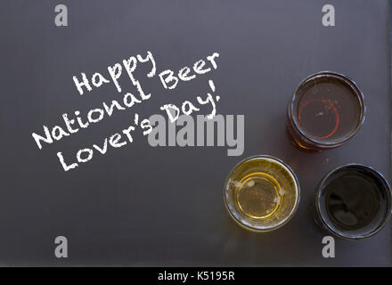 Un assortiment de verres de bière sur tableau noir avec plaisir les amateurs de bière nationale hier matin dans la région de white chalk. Banque D'Images