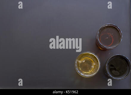 Un assortiment de verres de bière sur blackboard with copy space. Banque D'Images