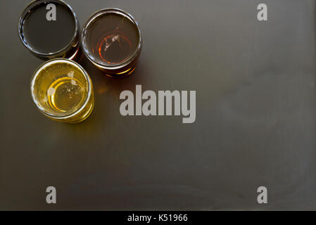 Un assortiment de verres de bière sur blackboard with copy space. Banque D'Images