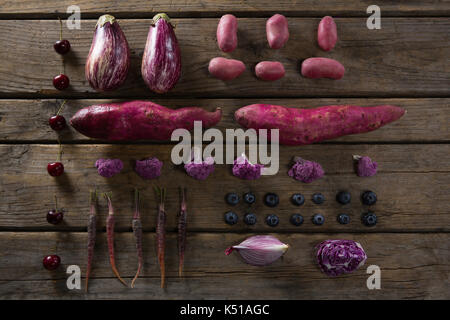 Vue de dessus de divers légumes disposés sur une table en bois Banque D'Images
