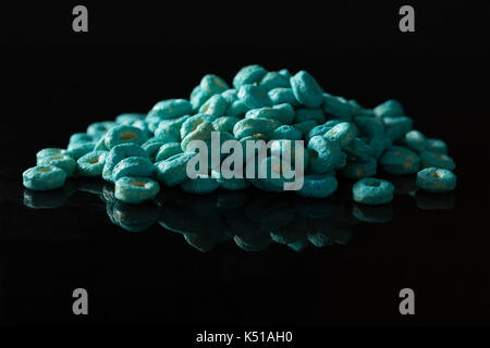 Close-up of cereal rings sur fond noir Banque D'Images